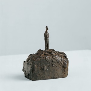 Alberto Giacometti, Petit homme sur socle, c. 1939–45. Bronze, 3 ⅛ × 2 ¾ × 2 ¼ inches (8 × 6.9 × 5.7 cm), edition 4/8, cast: Fonte Thinot (1973), Foundation Alberto et Annette Giacometti, Paris © 2018 Alberto Giacometti Estate/Licensed by VAGA and ARS, New York