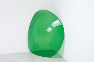 Alex Israel, Lens, 2013. UV protective plastic lens, 96 × 84 × 14 ⅛ inches (243.8 × 213.4 × 35.9 cm), Centre Pompidou, Paris © Alex Israel