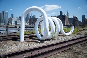 Carol Bove, Celeste, 2013. Powder-coated steel, 72 ⅛ × 54 ⅞ × 186 ½ inches (183.2 × 139.4 × 473.7 cm) Installation view, Carol Bove: Caterpillar, High Line at the Rail Yards, New York, May 16, 2013–April 20, 2014 © Carol Bove. Photo: Timothy Schenck