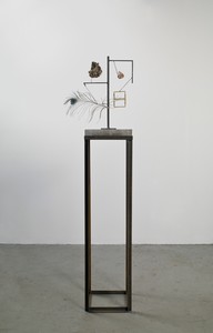 Carol Bove, Triguna, 2012. Steel, concrete, brass, feather, and shell, 67 × 20 ½ × 12 ½ inches (170.2 × 52.1 × 31.8 cm) © Carol Bove