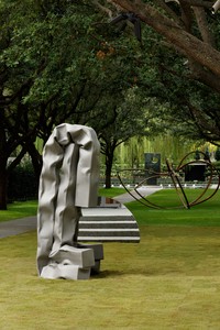 Carol Bove, Amoureux, 2021. Stainless steel, 113 ½ × 75 ¾ × 40 inches (288.3 × 217.8 × 101.6 cm) Installation view, Carol Bove: Collage Sculptures, Nasher Sculpture Center, Dallas, October 16, 2021–January 9, 2022 © Carol Bove. Photo: Kevin Todora
