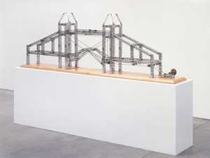 Chris Burden, Tower of London Bridge, 2003. Stainless steel reproduction Mysto Type I Erector parts, gearbox, and wood base, 28 ¼ × 80 ¼ × 8 ½ (71.8 × 203.8 × 21.6 cm), edition of 6 + 3 AP © 2018 Chris Burden/Licensed by the Chris Burden Estate and Artists Rights Society (ARS), New York