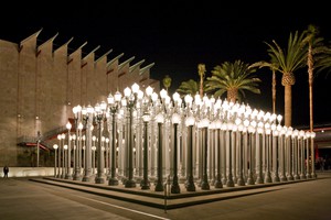 Chris Burden, Urban Light, 2008. 202 fully restored Los Angeles cast-iron streetlamps from the 1920s (17 styles of lamps that have been sandblasted, painted, and electrified), 26 feet 8 ½ inches × 57 feet 2 ½ inches × 58 feet 8 ½ inches (8.1 × 17.4 × 17.9 m), permanent installation at Los Angeles County Museum of Art © 2018 Chris Burden/Licensed by the Chris Burden Estate and Artists Rights Society (ARS), New York. Photo: Museum Associates/LACMA