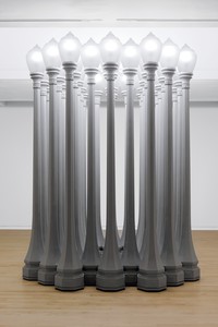 Chris Burden, Buddha’s Fingers, 2014–15. 32 antique cast-iron streelamps, 142 × 108 × 108 inches (360.6 × 274.3 × 274.3 cm), installed at Gagosian, 980 Madison Avenue, New York, January 19–March 12, 2016 © 2018 Chris Burden/Licensed by the Chris Burden Estate and Artists Rights Society (ARS), New York. Photo: Rob McKeever