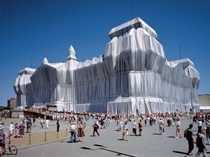 Christo and Jeanne-Claude, Wrapped Reichstag, Berlin, 1971–95. Berlin, 1995 © Christo and Jeanne-Claude Foundation. Photo: Wolfgang Volz