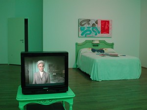 David Reed, Judy’s Bedroom, 1992/2001 (with painting #486, 2001). Installation dimensions variable, Museum für Moderne Kunst, Frankfurt, Germany, Acquired with funding from the 3x8 Fonds, an initiative of twelve Frankfurt-based companies and the City of Frankfurt © 2020 David Reed/Artists Rights Society (ARS), New York