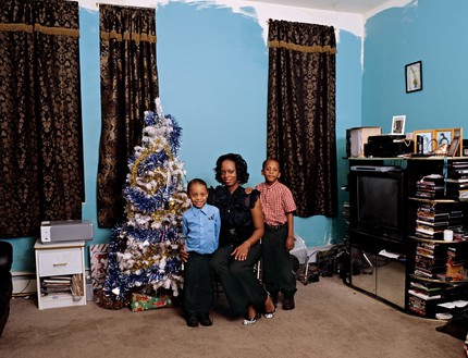 Deana Lawson, Coulson Family, 2008 Inkjet print, 30 × 39 ¼ inches (76.2 × 99.7 cm), edition of 6 + 2 AP© Deana Lawson