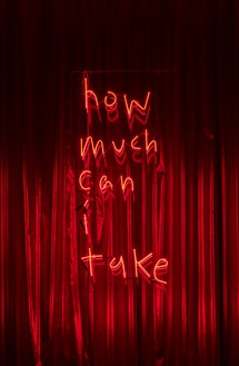 Douglas Gordon, how much can I take?, 2020–22 Neon, 44 ¾ × 21 ⅝ × 2 inches (113.5 × 55 × 5 cm)© Studio lost but found/VG Bild-Kunst, Bonn, Germany 2022. Photo: Lucy Dawkins