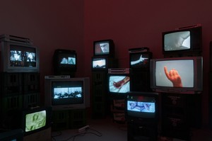 Douglas Gordon, Pretty much every film and video work from about 1992 until now., 1999. 101 television monitors showing 82 film and video, overall dimensions variable © Studio lost but found/VG Bild-Kunst, Bonn, Germany 2022