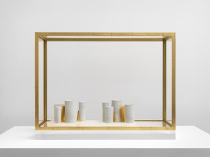 Edmund de Waal, that pause of space, 2019. 8 porcelain vessels, 6 porcelain tiles with gold leaf, and alabaster block with gold leaf in gilded aluminum and plexiglass vitrine, 22 ⅞ × 30 × 11 inches (58 × 76 × 28 cm) © Edmund de Waal