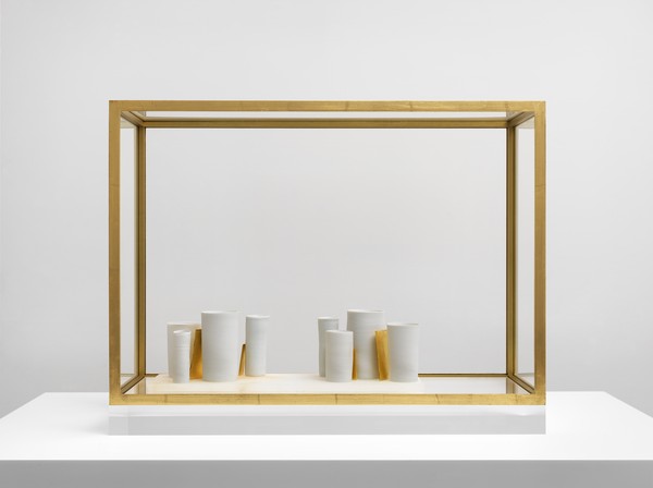 Edmund de Waal, that pause of space, 2019 8 porcelain vessels, 6 porcelain tiles with gold leaf, and alabaster block with gold leaf in gilded aluminum and plexiglass vitrine, 22 ⅞ × 30 × 11 inches (58 × 76 × 28 cm)© Edmund de Waal