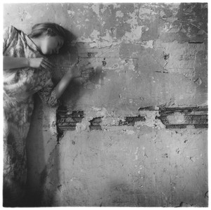 Francesca Woodman, Untitled, New York, 1979. Vintage gelatin silver print, image: 5 ½ × 5 ½ inches (14 × 14 cm), sheet: 6 ¾ × 6 ¾ inches (17.1 × 17.1 cm) © Woodman Family Foundation/Artists Rights Society (ARS), New York