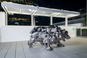 Frank Gehry, Bear with Us, 2014. 316L stainless steel, 45 ½ × 84 ¾ × 43 ¾ inches (115.6 × 215.3 × 111.1 cm), edition of 4 Photo by Josh White