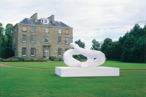 Franz West, Meeting Point 1, 1999–2001. Lacquered aluminum on painted wood base, sculpture: 58 ⅝ × 58 ¼ × 110 ¼ inches (149 × 148 × 280 cm), base: 19 ⅝ × 98 ⅜ × 139 ¾ inches (50 × 250 × 355 cm) Installation view, Franz West: Meeting Points, Inverleith House, Royal Botanical Garden, Edinburgh, 2001 © Archiv Franz West and © Estate Franz West