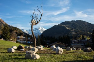 Giuseppe Penone, Idee di pietra – Olmo (Ideas of Stone – Elm Tree), 2008. Bronze and stone, 342 ½ × 106 ⅜ × 67 inches (8.7 × 2.7 × 1.7 m), installed in Gstaad, Switzerland, December 13, 2017–March 30, 2018 © 2019 Artists Rights Society (ARS), New York/ADAGP, Paris. Photo © Archivio Penone. Photo: Marcus Veith