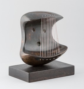 Henry Moore, Head, 1939 (cast 1968). Bronze and string, 5 ½ × 5 ⅛ × 2 ⅞ inches (13.8 × 12.9 × 7.1 cm) Reproduced by permission of the Henry Moore Foundation. Photo: Sarah Mercer