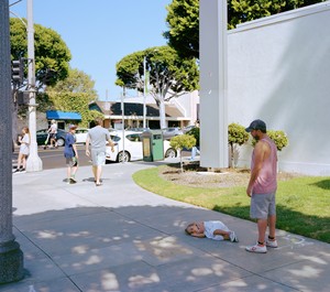 Jeff Wall, Parent child, 2018. Inkjet print, 86 ⅝ × 108 ¼ inches (220 × 275 cm), edition of 3 + 1 AP © Jeff Wall