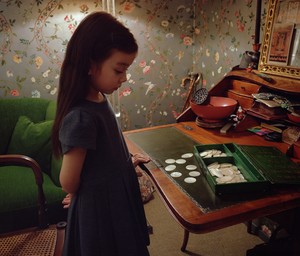 Jeff Wall, Mother of pearl, 2016. Inkjet print, 23 ⅝ × 27 ¾ inches (60 × 70.5 cm), edition of 8 + 3 AP © Jeff Wall