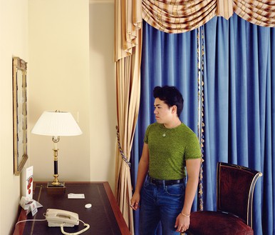 Jeff Wall, Man at a mirror, 2019 Inkjet print, 50 ⅜ × 58 ⅜ inches (128 × 148.2 cm), edition of 4 + 1 AP© Jeff Wall