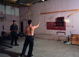 Jeff Wall, Knife throw, 2008. Color photograph, 72 ½ × 100 ⅞ inches (184 × 256 cm) © Jeff Wall