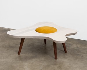 Jim Shaw, Fried Egg Table I, 2022. Stained wood, 15 ¾ × 43 × 42 inches (40 × 109.2 × 106.7 cm), edition of 3 © Jim Shaw. Photo: Jeff McLane