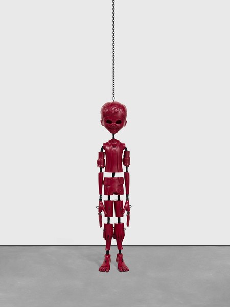 Jordan Wolfson, Red Sculpture, 2017–22 Semi-flexible red urethane, stainless steel hardware, nylon mesh, chain, and USB cord, 84 × 24 × 18 inches (213.4 × 61 × 45.7 cm), edition of 3 + 2 AP© Jordan Wolfson
