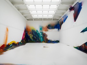 Katharina Grosse, This Drove My Mother up the Wall, 2017. Acrylic on wall and floor, 22 feet 11 ⅝ inches × 68 feet 10 ¾ inches × 32 feet 9 ¾ inches (7 × 21 × 10 m), South London Gallery, September 28–December 3, 2017 © Katharina Grosse and VG Bild-Kunst, Bonn, Germany 2018