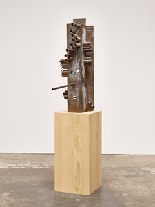 Mark Grotjahn, Untitled (African II, Gated Front and Back Mask M44.e), 2015. Bronze, 51 ¼ × 19 ¼ × 37 ¾ inches (130.2 × 48.9 × 95.9 cm), unique variant © Mark Grotjahn