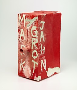 Mark Grotjahn, Untitled (Ten Dollar Foxes, White on Red Mask M14.d), 2012. Painted bronze, 23 ½ × 10 × 17 inches (59.7 × 25.4 × 43.2 cm), unique variant © Mark Grotjahn