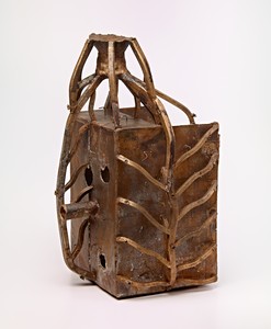 Mark Grotjahn, Untitled (Top Gates Mask M22.h), 2012. Bronze with wax seal, 28 ½ × 17 ⅜ × 18 inches (72.4 × 44.1 × 45.7 cm), unique variant © Mark Grotjahn