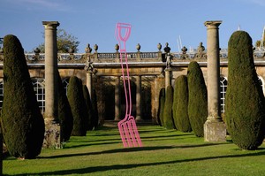 Michael Craig-Martin Pitchfork (pink), 2008. Powder-coated steel 137 3/4 × 22 inches (350 × 56 cm) Edition of 3 + 1 AP Installation at Chatsworth House, Derbyshire, UK Artwork © Michael Craig-Martin