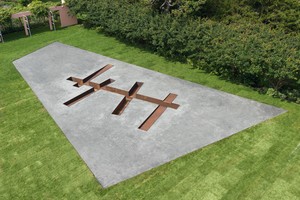 Michael Heizer, Interstices (3), 1968–2014. Negative earth liner, weathering steel in earth, 24 feet 3 ¼ inches × 33 feet 1 inch × 2 feet 1 inch (7.4 × 10.1 × .6 m), Amagansett, New York © Michael Heizer