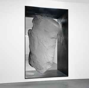 Michael Heizer, Potato Chip, 2015. 18-ton granite rock in steel frame, 14 feet 4 inches × 8 feet 10 ¼ inches × 7 feet 8 inches (4.4 × 2.7 × 2.3 cm) © Michael Heizer. Photo: Rob McKeever