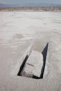 Michael Heizer, Displaced/Replaced Mass (1/3), 1969. 30-ton granite block in concrete depression, 22 feet 7 ⅝ inches × 5 feet 11 ⅝ inches × 4 feet 11 ¾ inches (6.9 × 1.8 × 1.5 cm), Silver Springs, Nevada, no longer extant © Michael Heizer