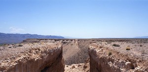 Michael Heizer, Double Negative, 1969. Two removals of 240,000 total tons of earth, rhyolite, and sandstone, each: 1,476 feet 4 ½ inches × 29 feet 6 ¼ inches × 49 feet 2 ½ inches (450 × 9 × 15 m), Museum of Contemporary Art, Los Angeles, installed at Mormon Mesa, Overton, Nevada © Michael Heizer