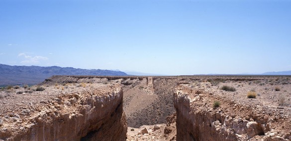 Michael Heizer, Double Negative, 1969 Two removals of 240,000 total tons of earth, rhyolite, and sandstone, each: 1,476 feet 4 ½ inches × 29 feet 6 ¼ inches × 49 feet 2 ½ inches (450 × 9 × 15 m), Museum of Contemporary Art, Los Angeles, installed at Mormon Mesa, Overton, Nevada© Michael Heizer