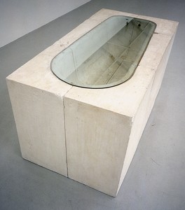 Rachel Whiteread, Untitled (Bath), 1990. Plaster and glass, 40 ⅝ × 82 ½ × 41 ½ inches (103 × 209.5 × 105.5 cm) © Rachel Whiteread