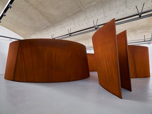 Richard Serra, Transmitter, 2020. Weatherproof steel, 13 feet 2 inches × 58 feet 2 inches × 59 feet 10 inches (4 × 17.7 × 18.2 m), plates: 2 inches (5 cm) thick © 2021 Richard Serra/Artists Rights Society (ARS), New York. Photo: Thomas Lannes