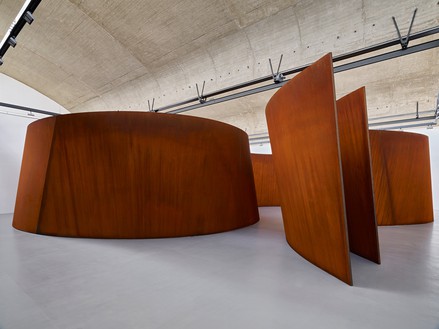 Richard Serra, Transmitter, 2020 Weatherproof steel, 13 feet 2 inches × 58 feet 2 inches × 59 feet 10 inches (4 × 17.7 × 18.2 m), plates: 2 inches (5 cm) thick© 2021 Richard Serra/Artists Rights Society (ARS), New York. Photo: Thomas Lannes