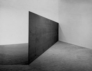 Richard Serra, Strike: To Roberta and Rudy, 1969–71. Hot-rolled steel, 8 feet 1 inch × 24 feet × 1 ½ inches (246.4 × 732 × 3.8 cm), Solomon R. Guggenheim Museum, New York © 2018 Richard Serra/Artists Rights Society (ARS), New York