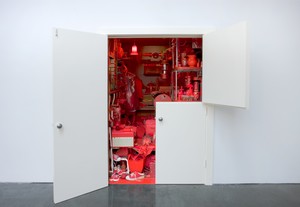 Robert Therrien, Red Room, 2000–07. 888 red objects, housed in a closet with Dutch doors, 96 × 80 × 112 inches (244 × 203 × 258 cm), Tate and National Galleries of Scotland © Robert Therrien/Artists Rights Society (ARS), New York