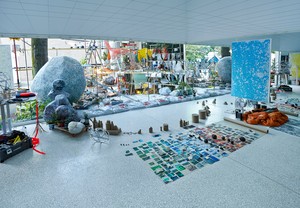 Sarah Sze, Triple Point (Observatory), 2013. Mirrors, photograph of rock printed on Tyvek, wood, aluminum, metal, and mixed media, overall dimensions variable Installation view, Biennale di Venezia, 2013 © Sarah Sze