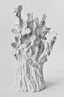 Setsuko, Chêne I, 2022 Enameled terra-cotta, 27 ⅝ × 16 ⅝ × 14 ¼ inches (70 × 42 × 36 cm)© Setsuko. Photo: Thomas Lannes