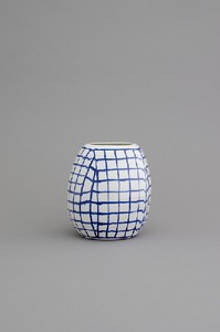 Shio Kusaka, (grid 103), 2014. Porcelain, 8 ¾ × 8 × 8 inches (22.2 × 20.3 × 20.3 cm) © Shio Kusaka, photo by Brian Forrest