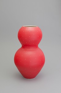 Shio Kusaka, (strawberry 43), 2015. Stoneware, 25 ½ × 15 ¼ × 15 ¼ inches (64.8 × 38.7 × 38.7 cm) © Shio Kusaka, photo by Brian Forrest
