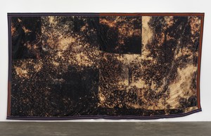 Sterling Ruby, DEEP FLAG (5532), 2015. Bleached fleece and elastic, 174 ½ × 316 inches (443.2 × 802.6 cm) © Sterling Ruby
