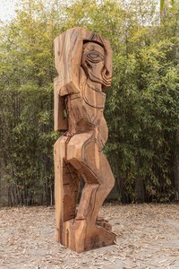 Thomas Houseago, Rattlesnake figure (carving), 2010. Redwood, graphite, and charcoal, 134 × 30 × 30 inches (340.4 × 76.2 × 76.2 cm) © Thomas Houseago. Photo: Fredrik Nilsen Studio