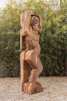 Thomas Houseago, Rattlesnake figure (carving), 2010 Redwood, graphite, and charcoal, 134 × 30 × 30 inches (340.4 × 76.2 × 76.2 cm)© Thomas Houseago. Photo: Fredrik Nilsen Studio