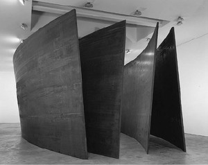 Richard Serra, Intersection II, 1992 (view 2). Cor-Ten steel, 4 plates: 157 ½ × 669 ¼ × 2 inches each (400 × 1700 × 5 cm) © Richard Serra