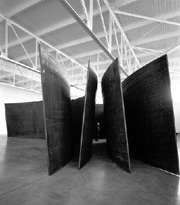 Richard Serra, Switch, 1999 (view 3). Weatherproof steel, 6 plates, each: 13'6" × 52' × 2" (4.1m × 15.9m × 5.1cm) © Richard Serra